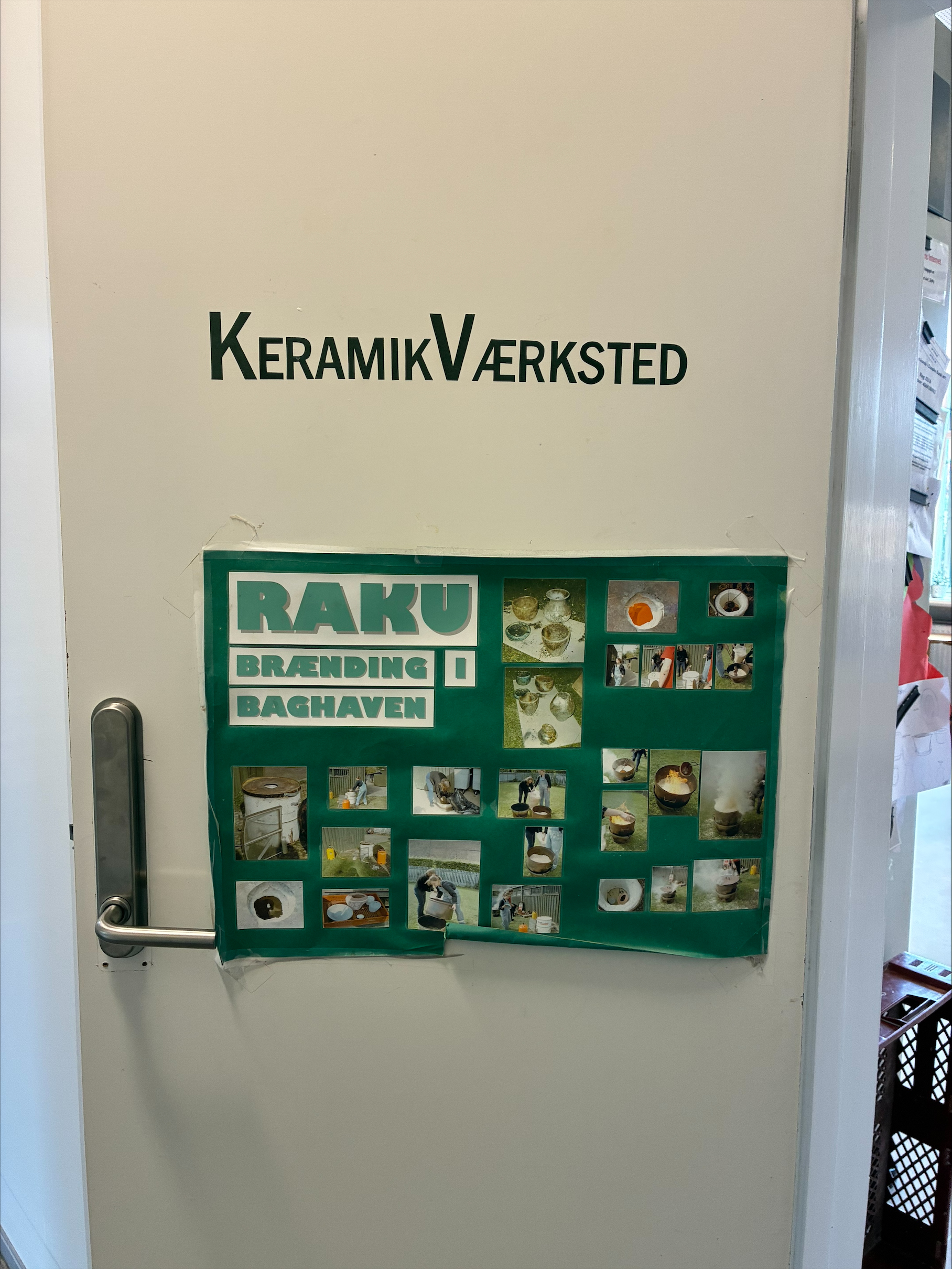 Plakat med information om Rakubrænding i Kvisten