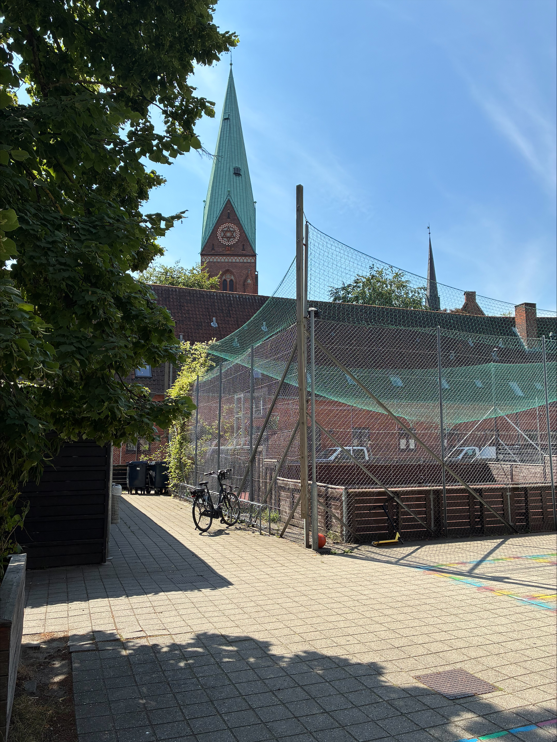 Boldbane med udsigt til kirke på Nørrebro